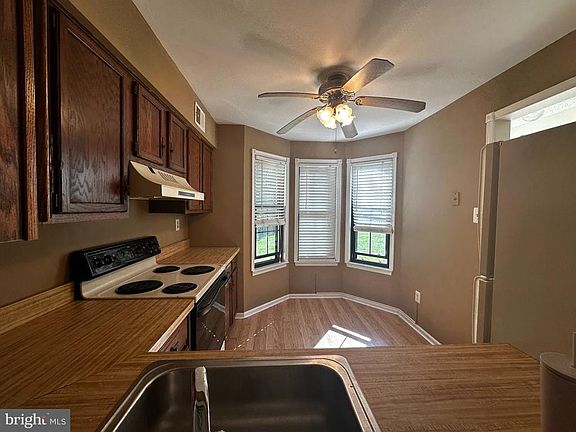2nd image of 806 Barry Ct