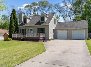 1462 Crest Rd, Howell, MI 48843