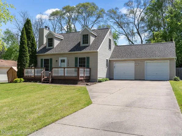 1462 Crest Rd, Howell, MI 48843