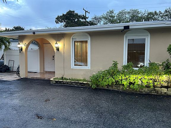 5th image of 380 SW 61 Avenue