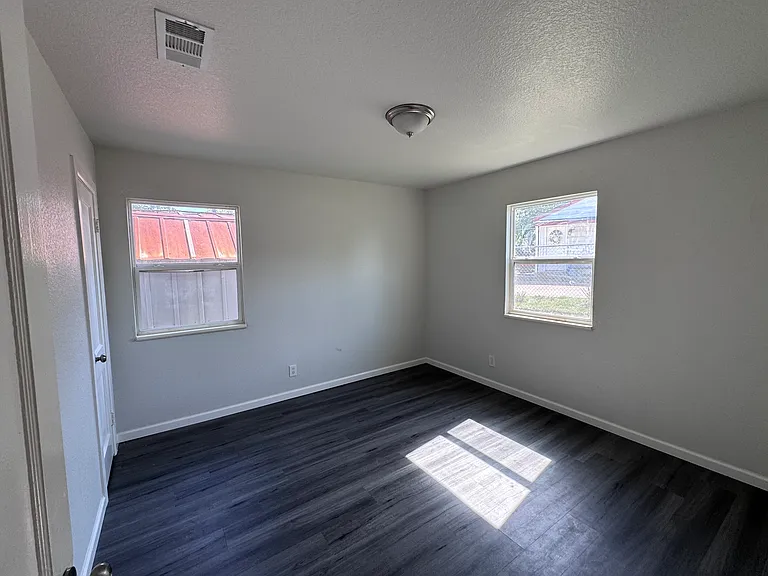 704 Sutton Dr — Photo 7
