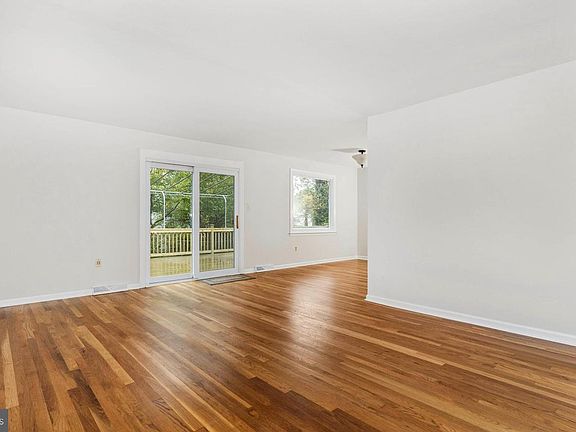 5th image of 2309 Empire Dr