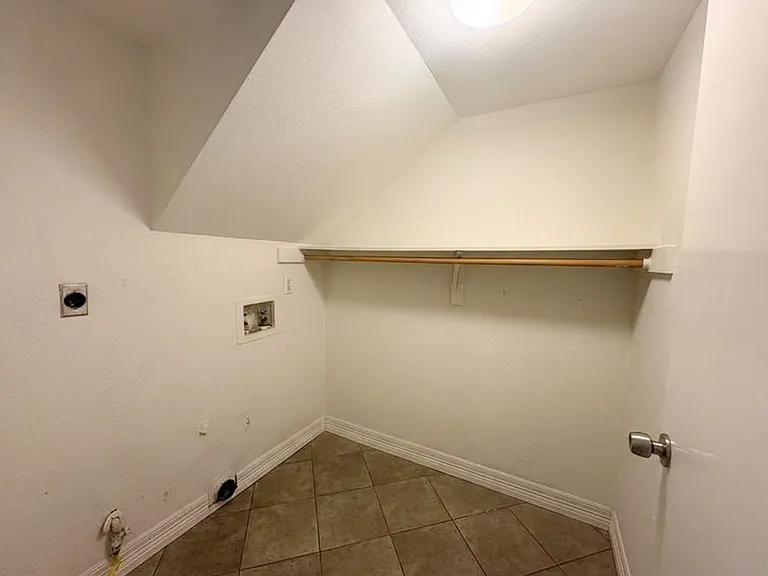 1404 Daffodil Ln — Photo 11