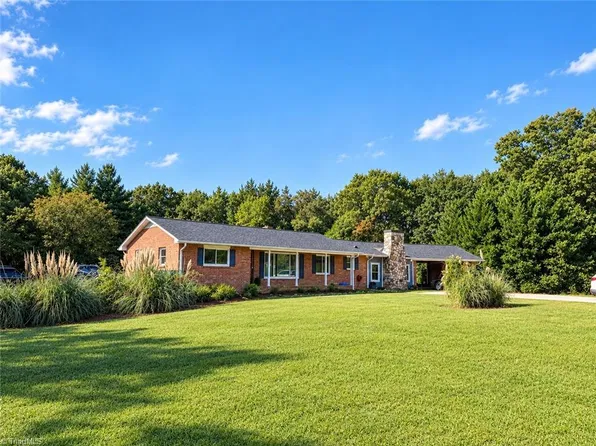 158 Border Ln, Pinnacle, NC 27043