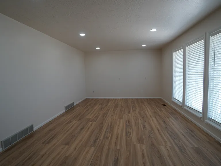 615 S 5900 W — Photo 3