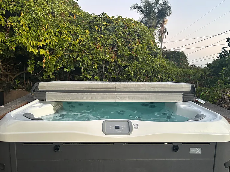 Bullfrog X Series Jacuzzi with 240V powerful jets for 7 people.