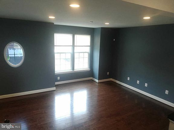 4th image of 1725 Granville Ct