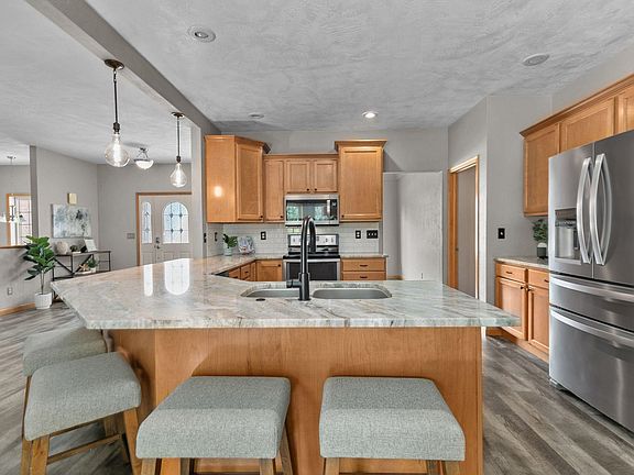 5th image of 214 Brookwood Dr
