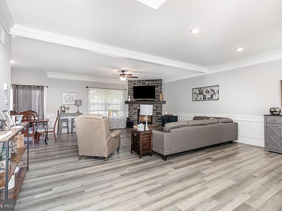 2nd image of 465 Winchester Dr