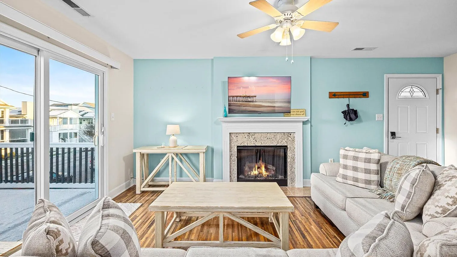 3 bed, 2.0 bath, 1194 sqft, $8,577 — Photo 2