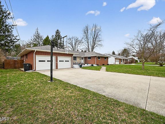 3rd image of 915 Carol Rd