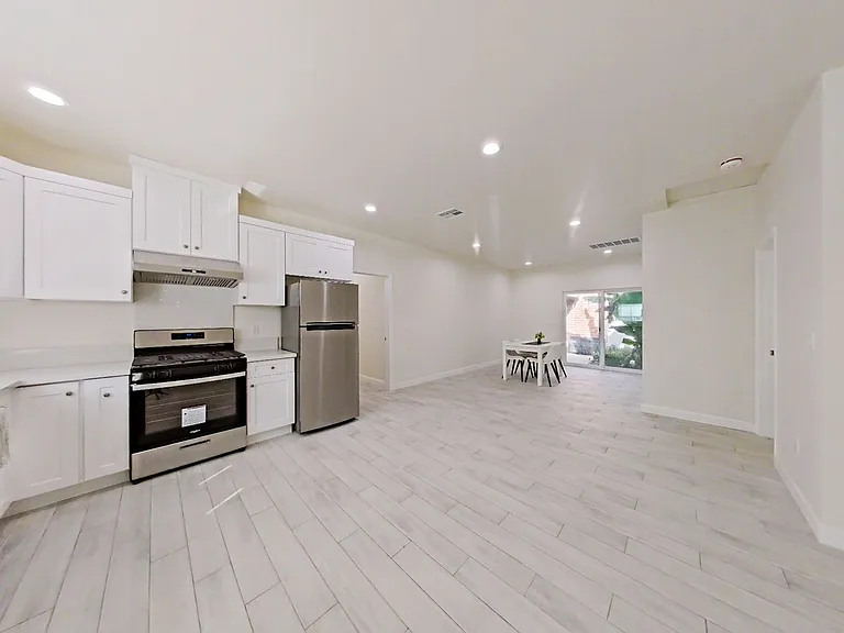 10572 Chamberlain Ave — Photo 1