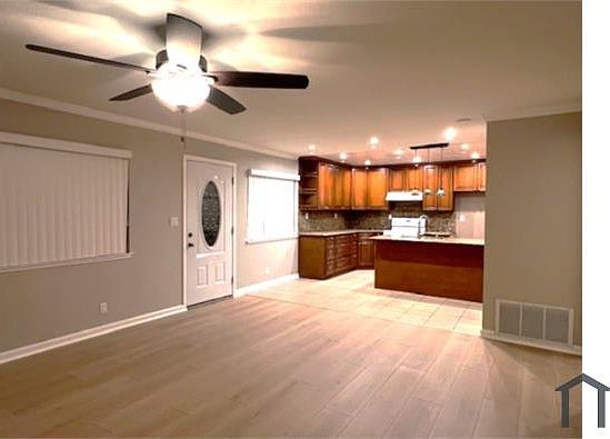 3rd image of 258 Tradewinds Ct APT 1