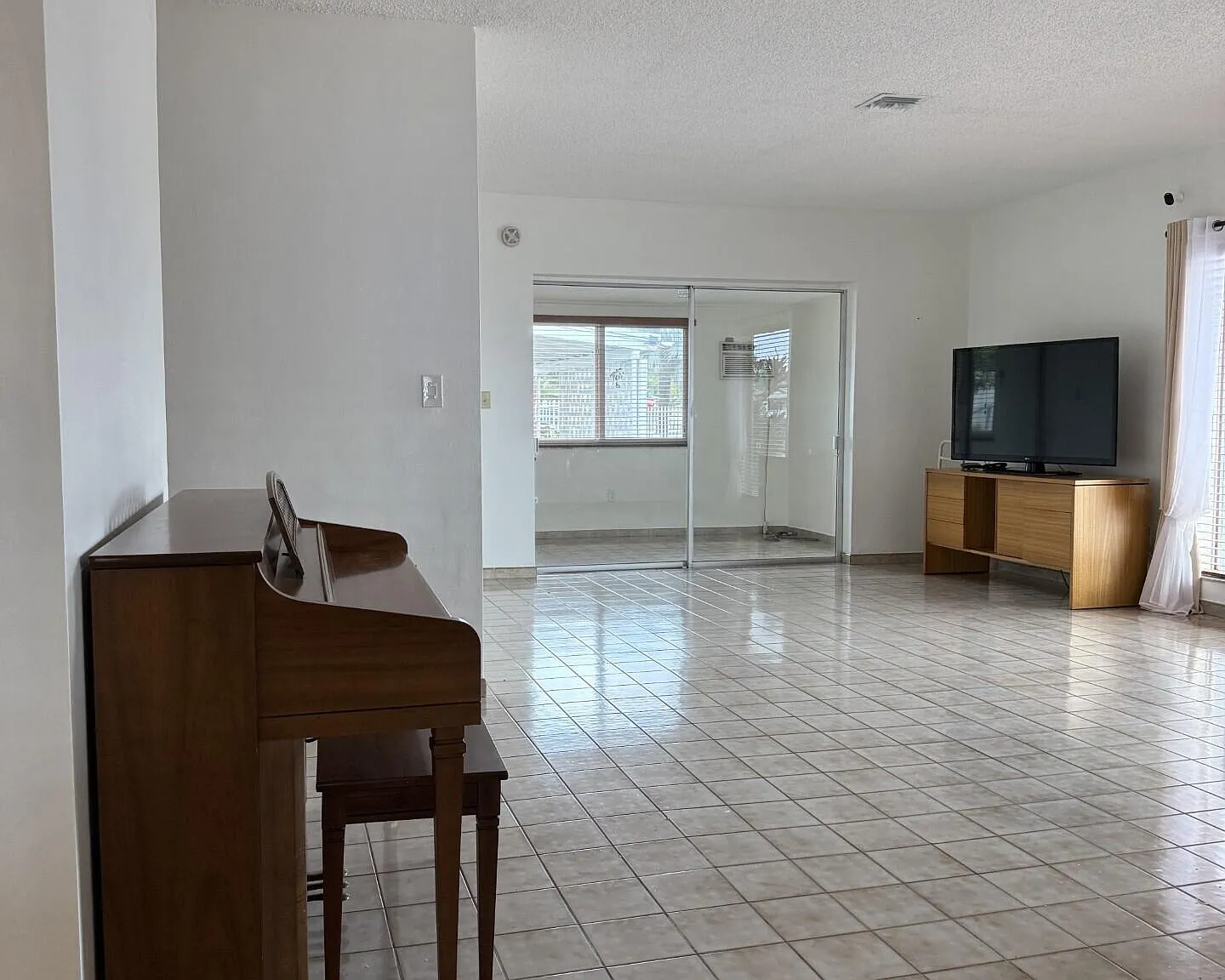 4 bed, 2.0 bath, 1585 sqft, $4,100 — Photo 3