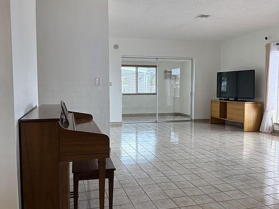 3rd image of 957 W 67th St