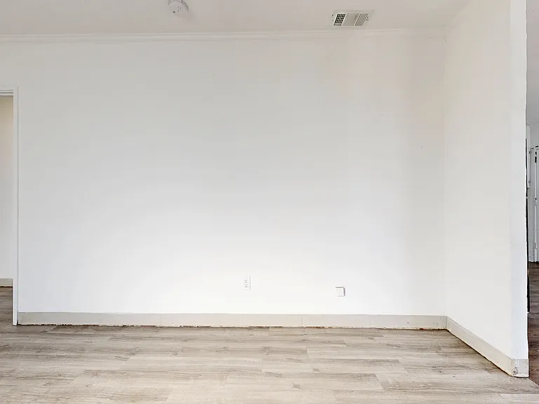 526 Ware St — Photo 2
