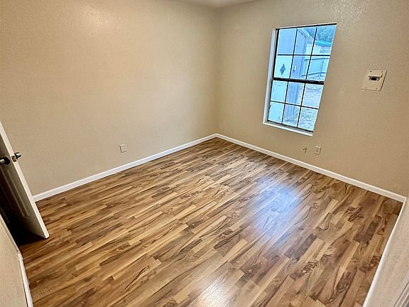 5th image of 807 W Avenue G