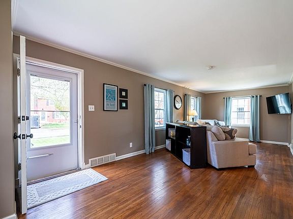 2nd image of 538 SW Kenworthy Dr