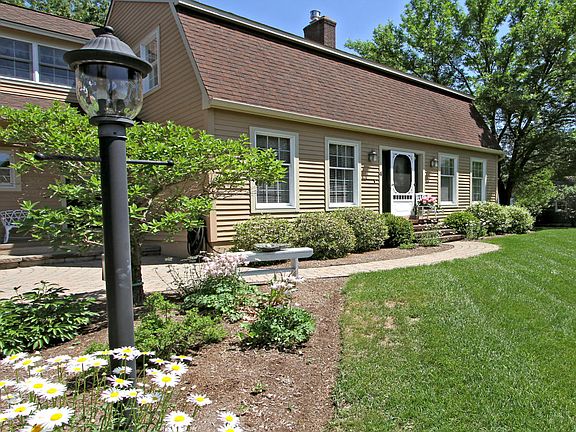 3rd image of 4 Pleasant Ln