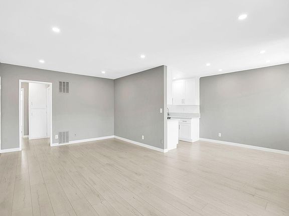 4th image of 12635 Vanowen St APT 10