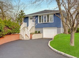 1580 Little Whaleneck Rd, Merrick, NY 11566