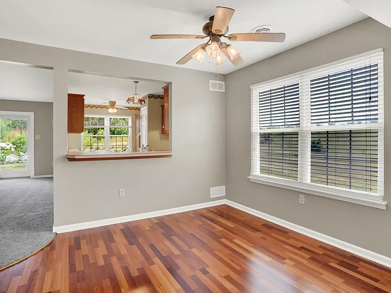1556 Macintosh Way — Photo 3