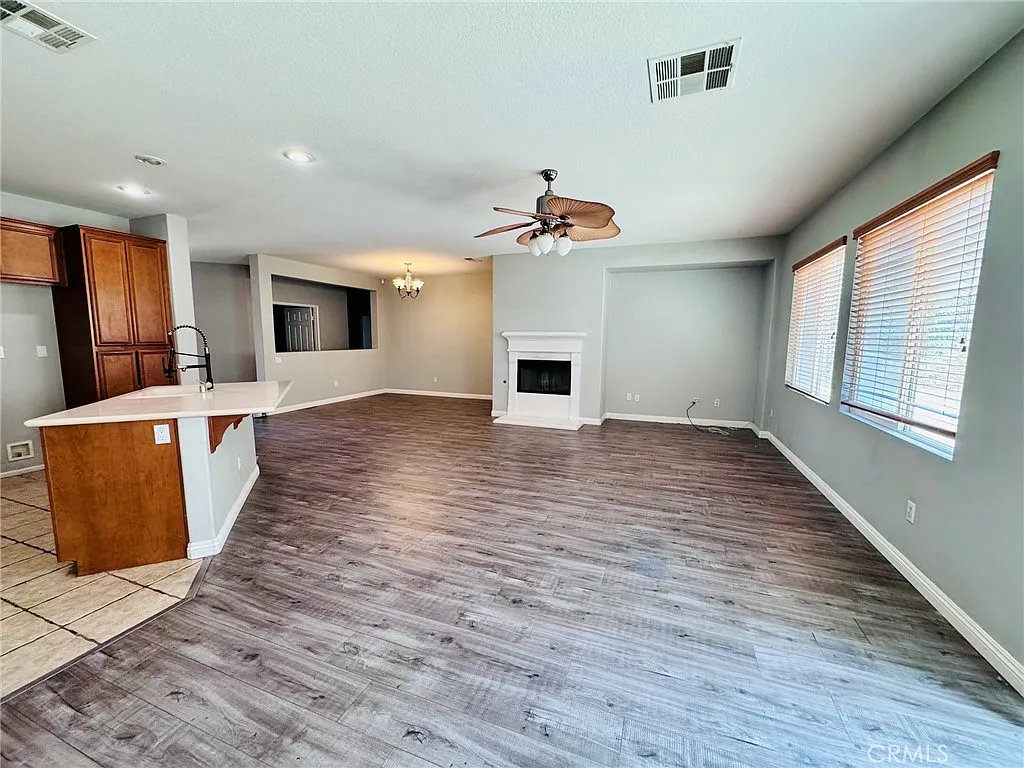 5 bed, 2145 sqft, $3,195 — Photo 2