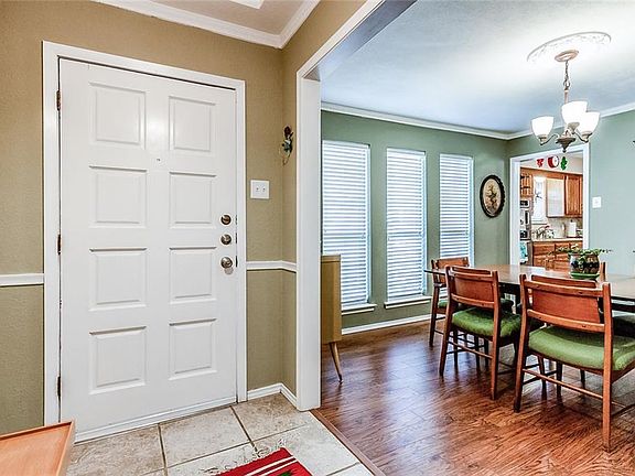 4th image of 1506 Versailles Dr