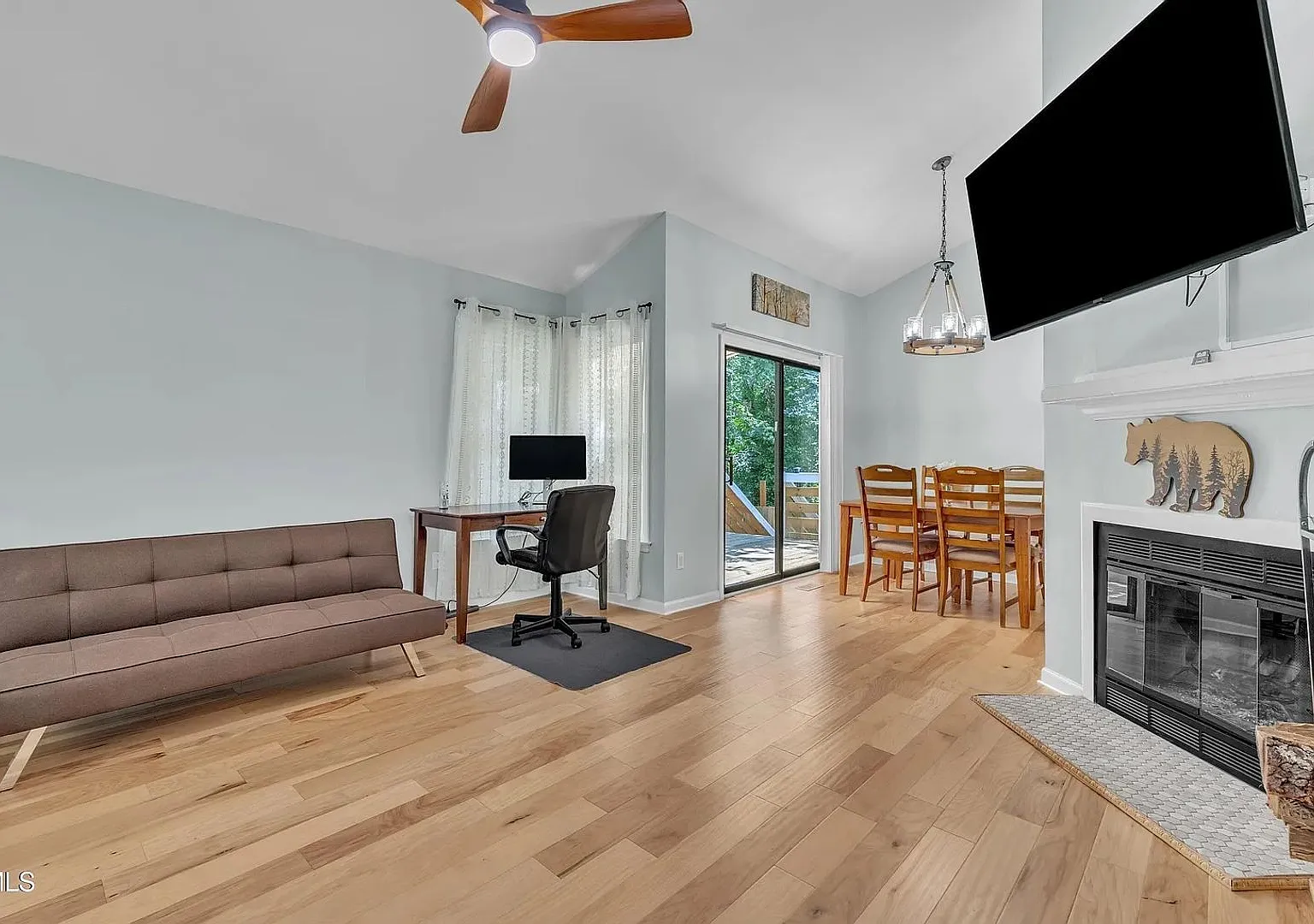 Room in 2 Bedroom Home at Tall Rock Ct — Photo 2
