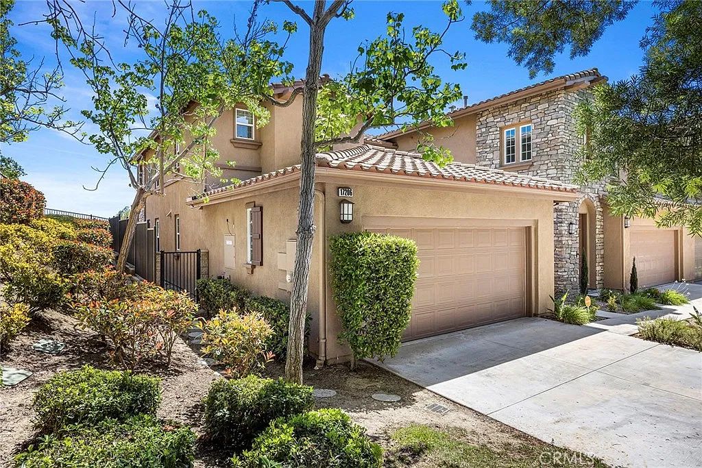 3 bed, 2.5 bath, 2035 sqft, $4,500 — Photo 1