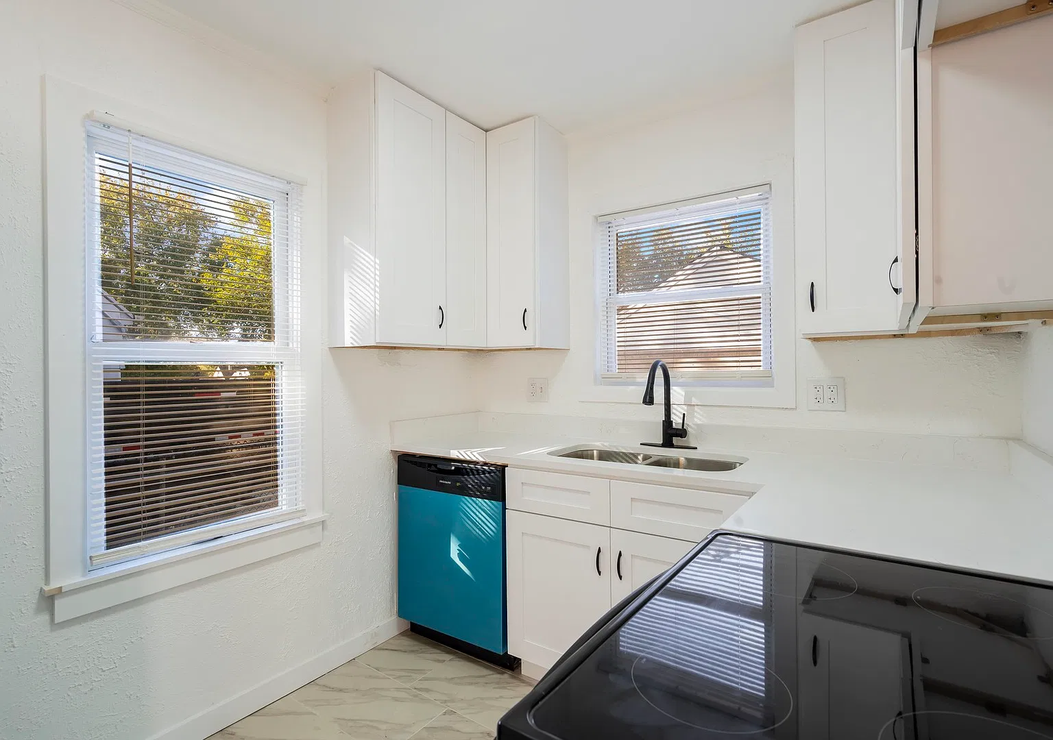 3 bed, 1300 sqft, $2,300 — Photo 3