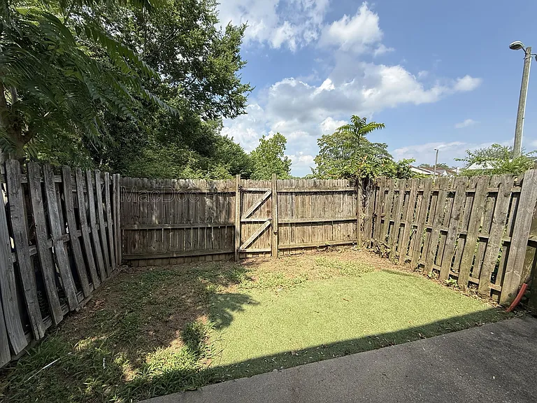 809 Denton Cir — Photo 16