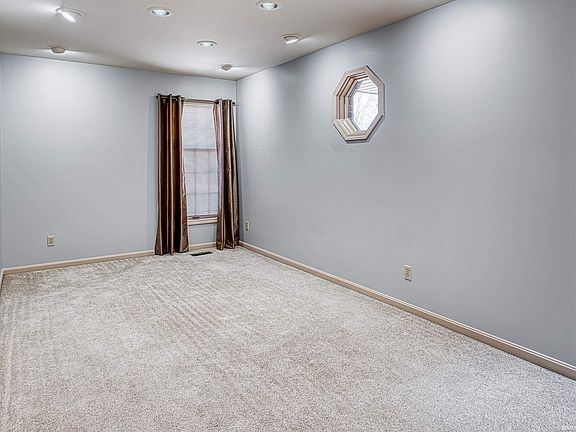 4th image of 515 Saint Clair Ct