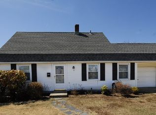 14 Oaktree Ln, Levittown, NY 11756