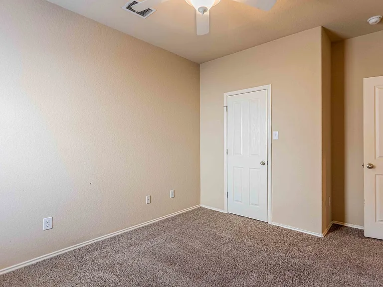 906 Ashbury Blf — Photo 30