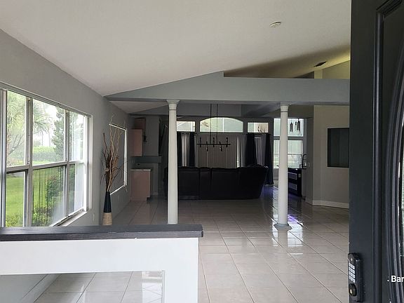 5th image of 428 Harbour Town Ln