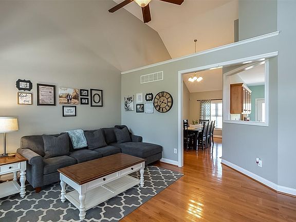 4th image of 206 Blue Spruce Dr
