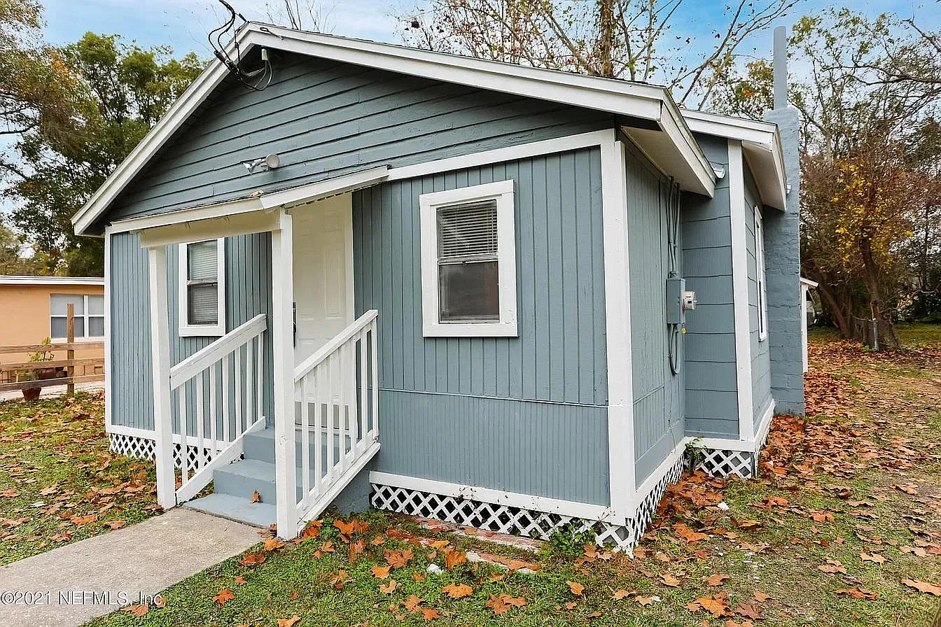 3435 Broadway Ave — Photo 2