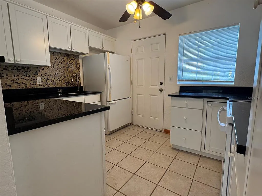 2 bed, 1.0 bath, 825 sqft, $1,575 — Photo 3