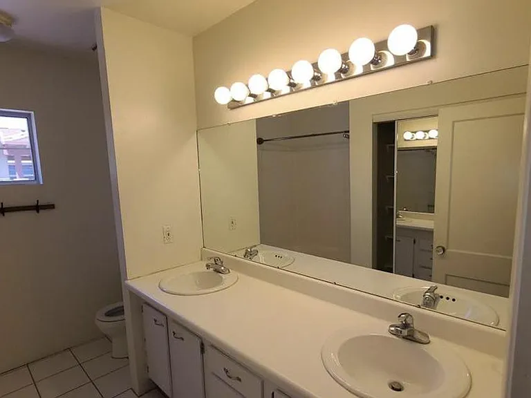 1407 W Glenrosa Ave — Photo 9