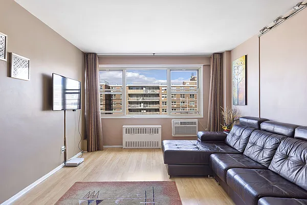 Sold by Thomas Lipovetsky, LREB | media 55