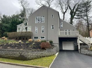 39 Bankside Dr N, Centerport, NY 11721