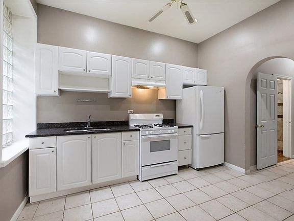 2nd image of 1611 N Wood St #1W