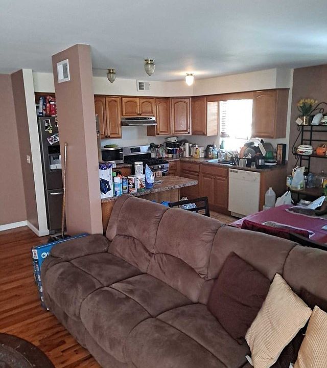 2nd image of 54 Palm St