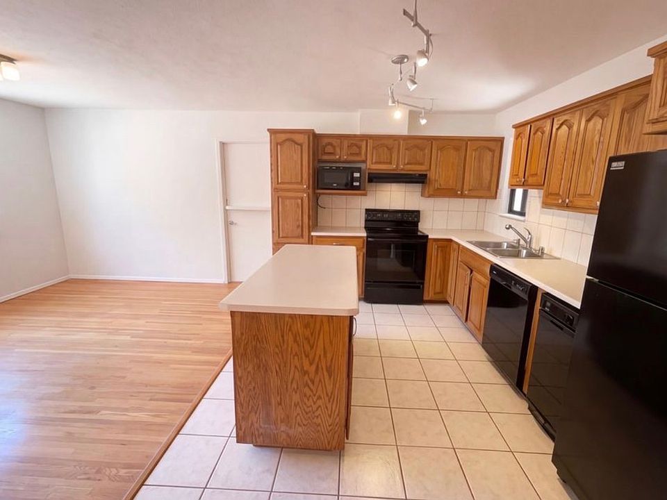 1st image of 3333 Betts Dr NE