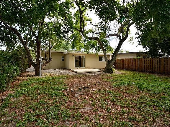 2nd image of 1835 Park Ln #1