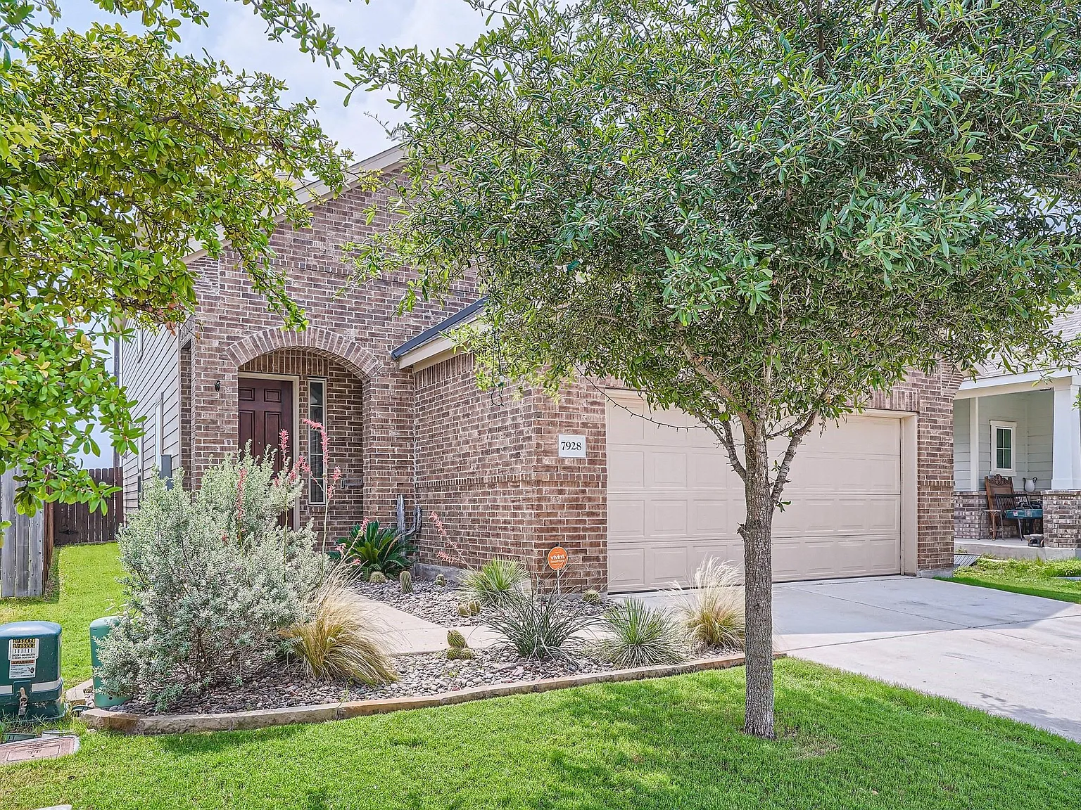 3 bed, 2.5 bath, 1836 sqft, $2,195 — Photo 1