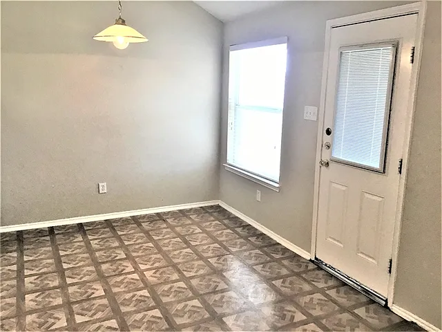 1009 Rock Springs Dr — Photo 4