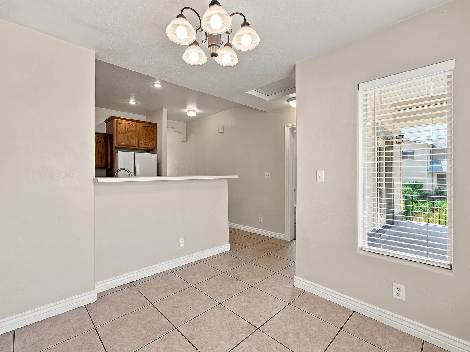 4 bed, 2.5 bath, 2264 sqft, $2,600 — Photo 3