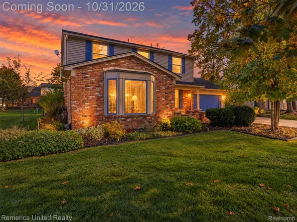 22070 Cascade Dr, Novi, MI 48375
